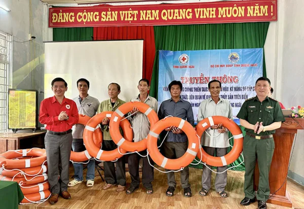 Gia Lai: Tặng 400 suất quà cho người nghèo vùng khó huyện Đak Đoa và Chư Păh 02