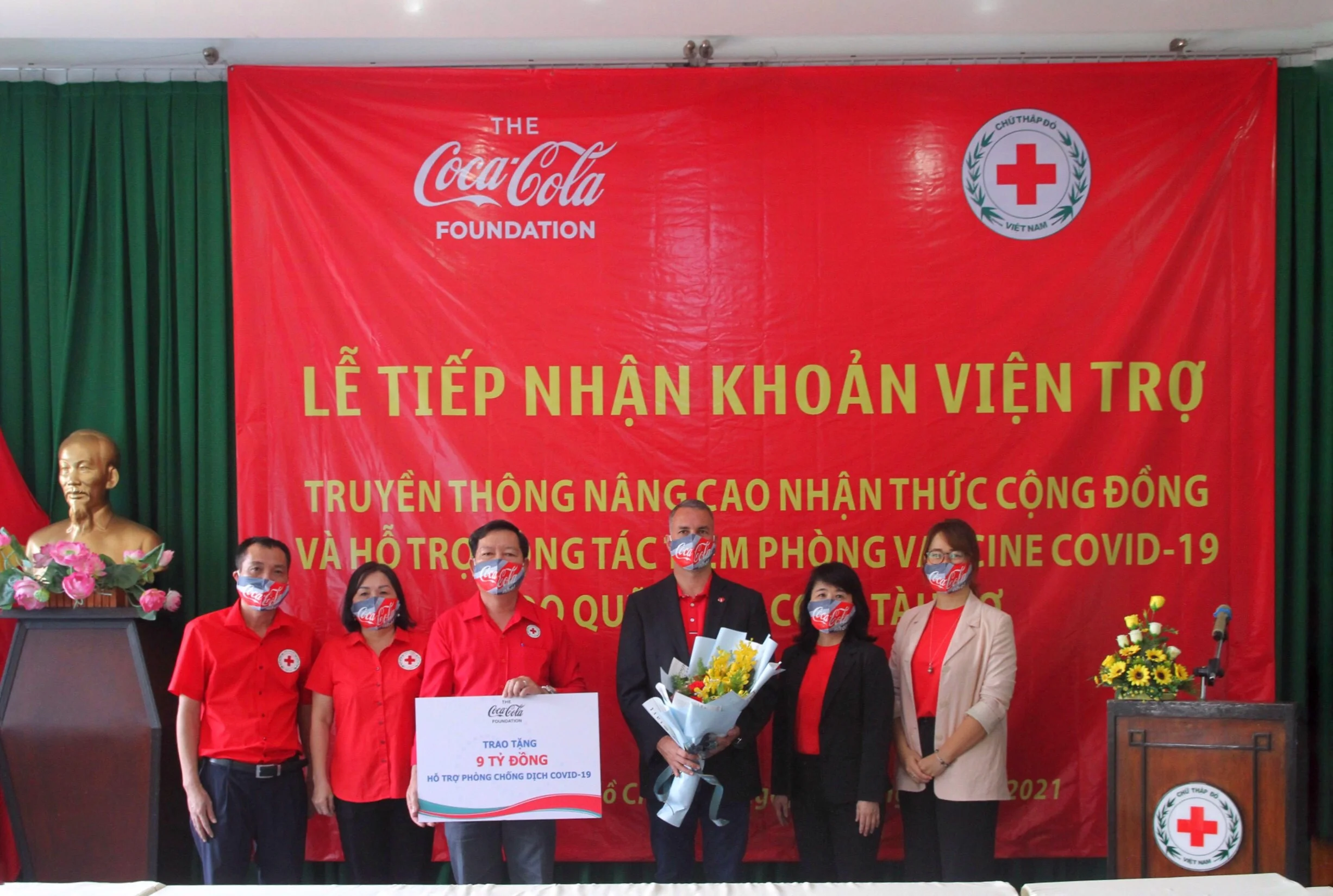 tang-hoa-cho-ong-leonardo-garcia-tong-giam-doc-cong-ty-coca-cola-viet-nam-va-cac-thanh-vien-trong-doan